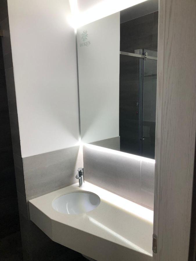 Dukes Albania Hotell Radhimë Exteriör bild