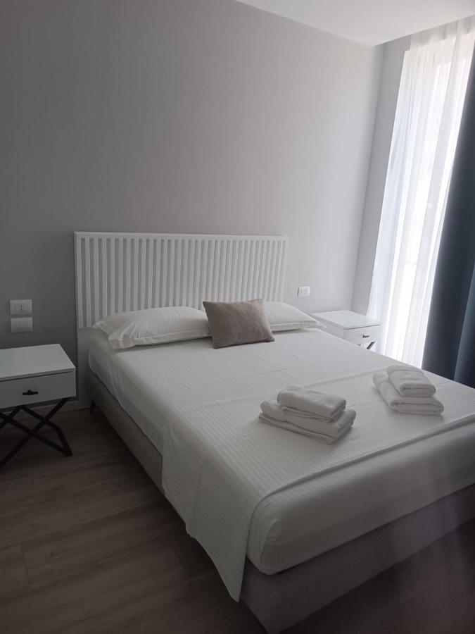 Dukes Albania Hotell Radhimë Exteriör bild