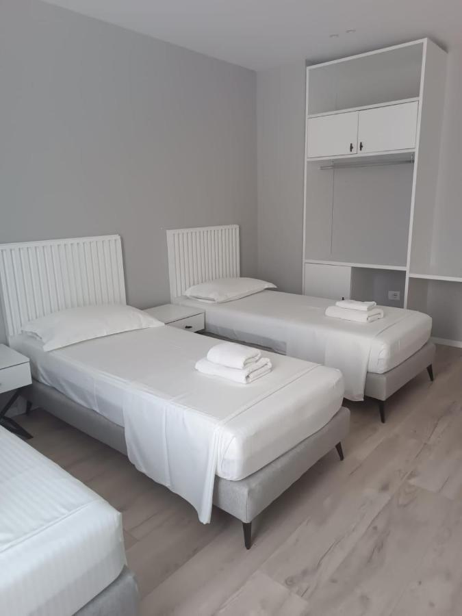 Dukes Albania Hotell Radhimë Exteriör bild