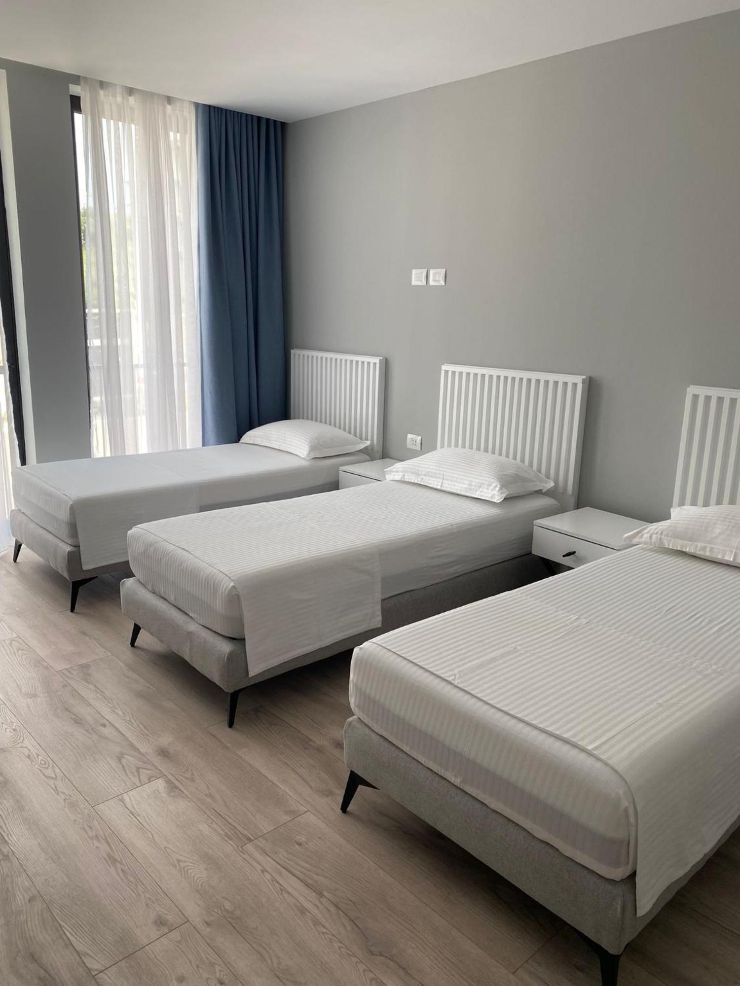 Dukes Albania Hotell Radhimë Exteriör bild