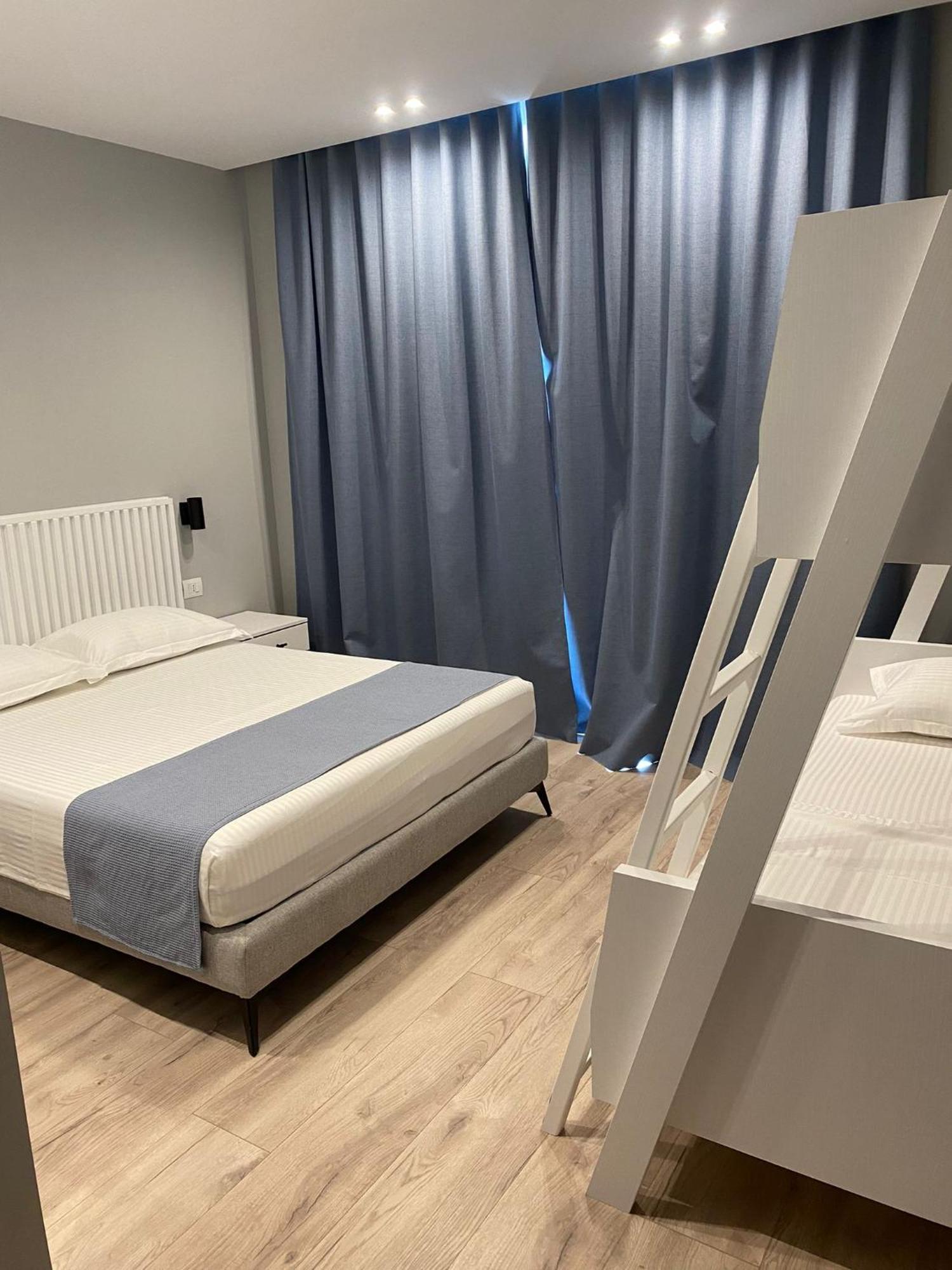 Dukes Albania Hotell Radhimë Exteriör bild