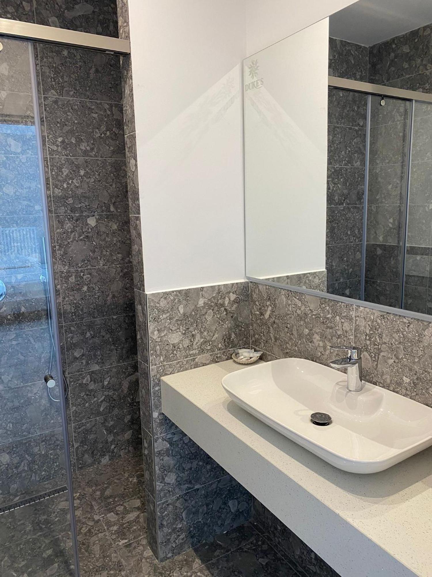 Dukes Albania Hotell Radhimë Exteriör bild