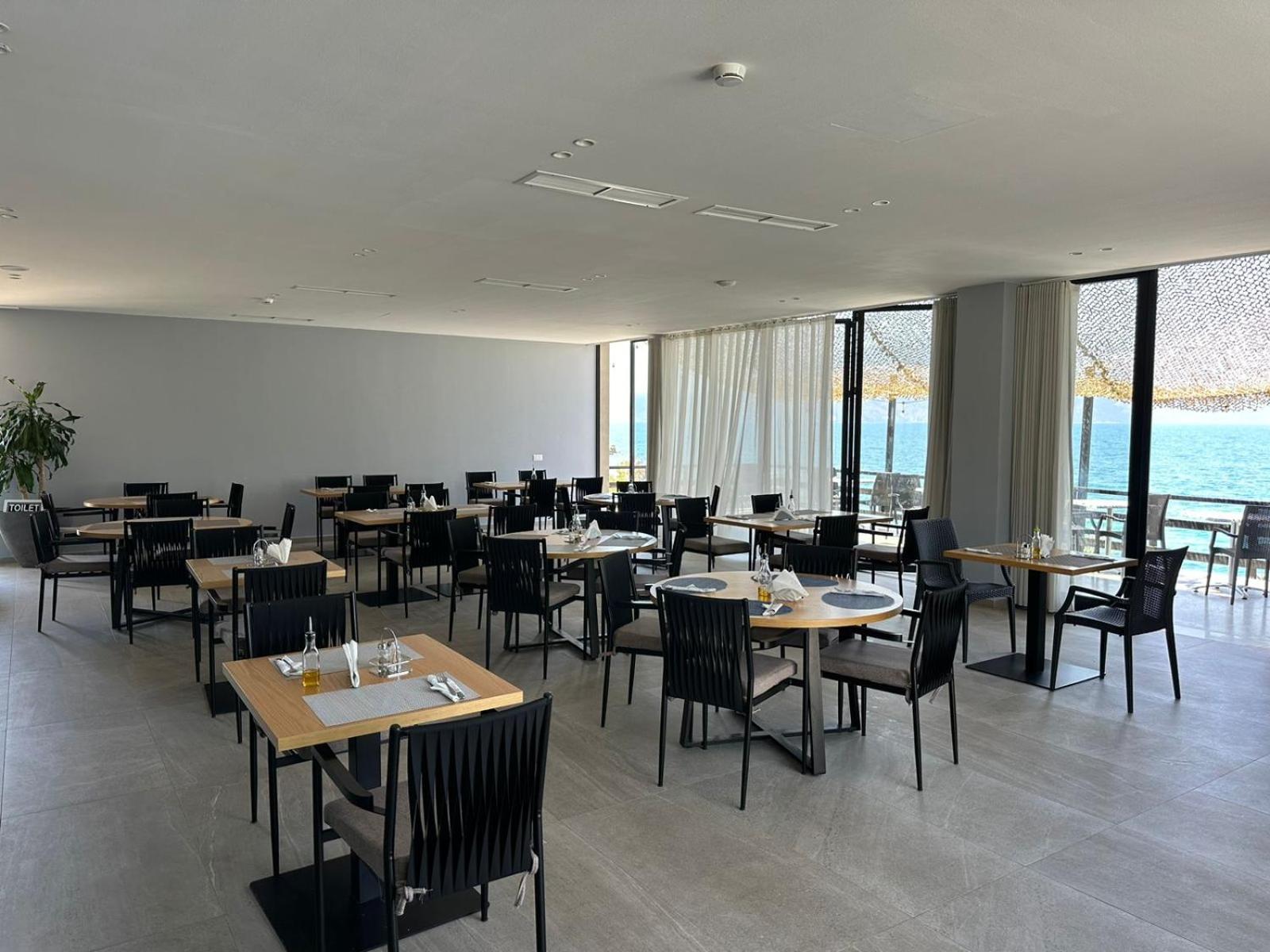 Dukes Albania Hotell Radhimë Exteriör bild