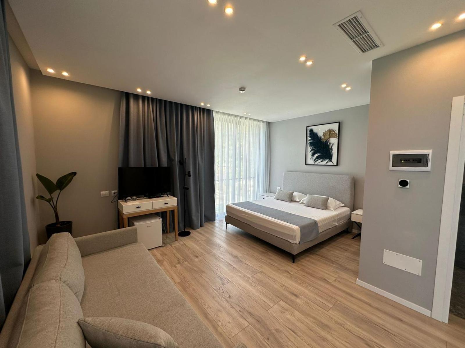 Dukes Albania Hotell Radhimë Exteriör bild