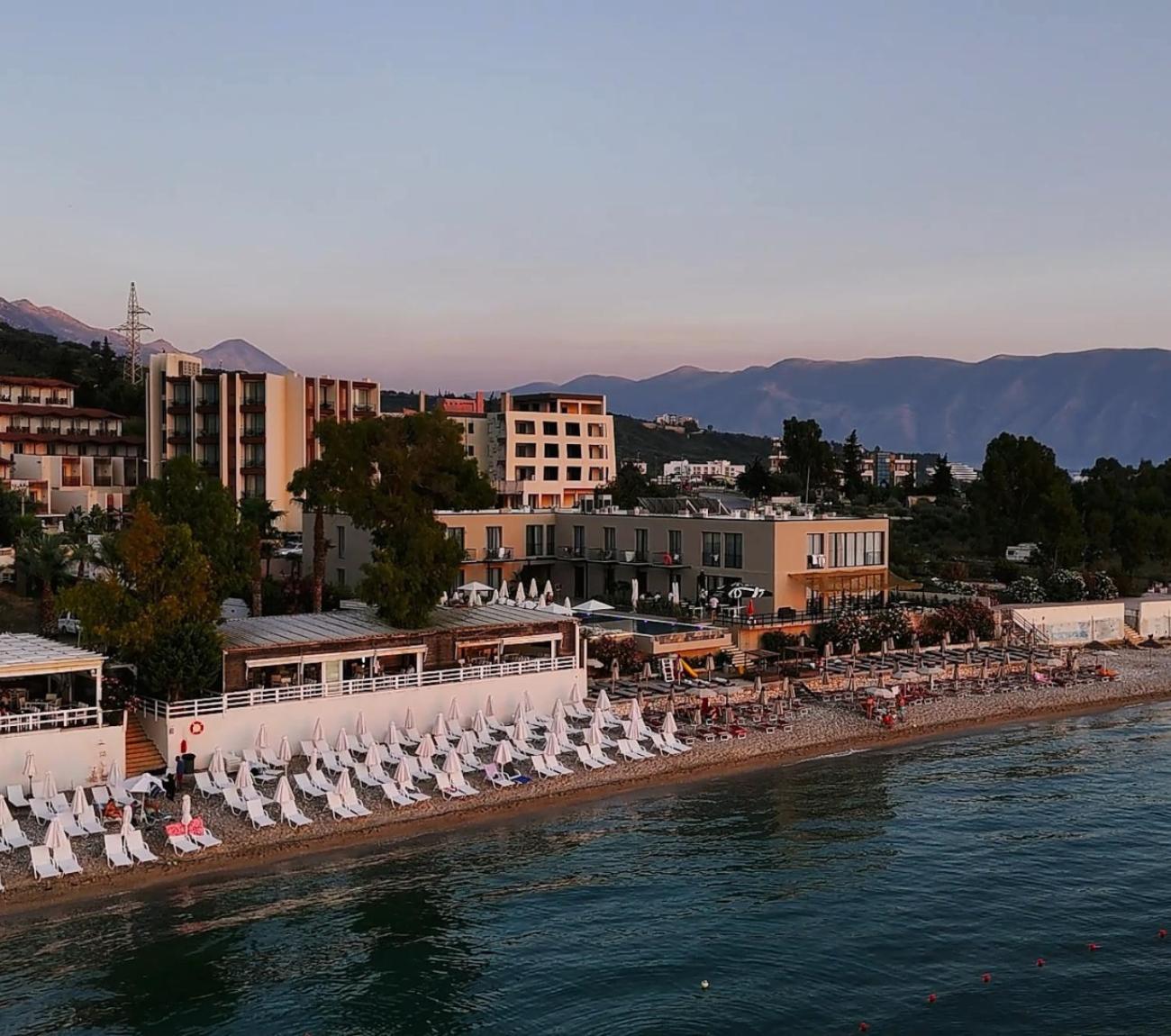 Dukes Albania Hotell Radhimë Exteriör bild