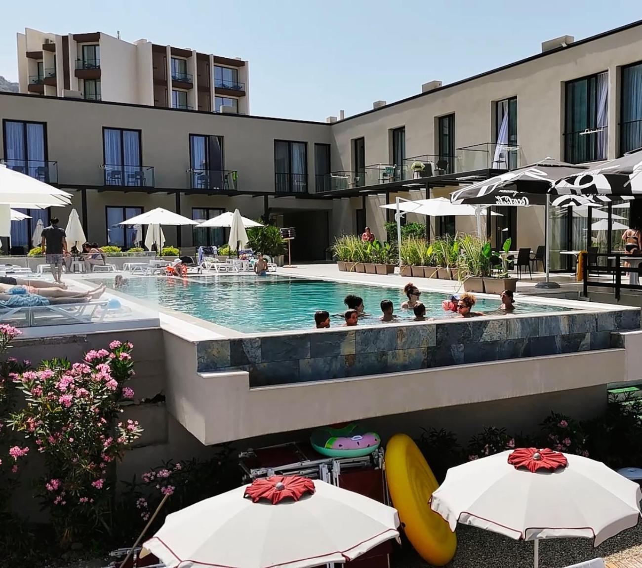 Dukes Albania Hotell Radhimë Exteriör bild