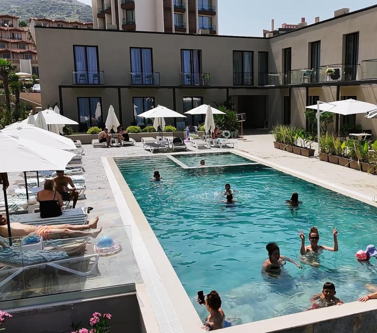 Dukes Albania Hotell Radhimë Exteriör bild