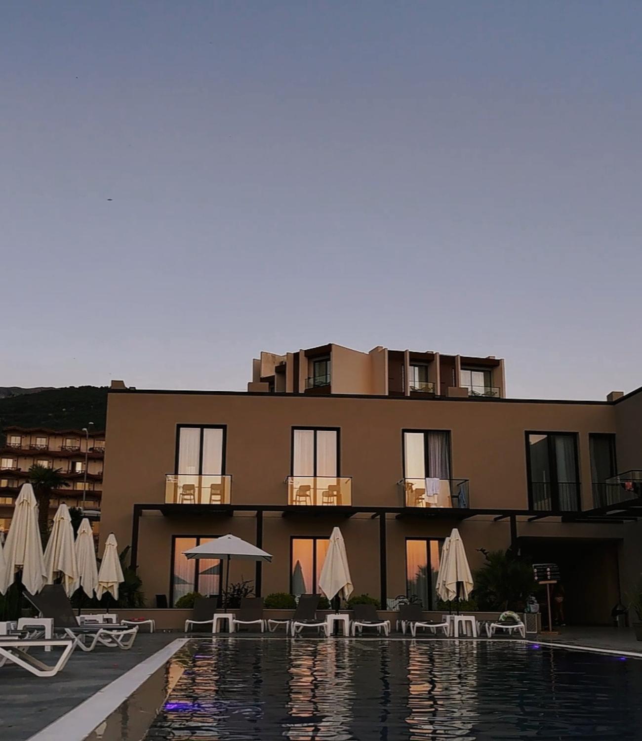 Dukes Albania Hotell Radhimë Exteriör bild